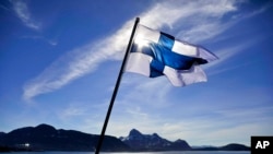 Bendera Finlandia berkibar. Finlandia, pada 1 September 2022 memangkas jumlah visa yang dikeluarkan untuk warga Rusia menjadi sepersepuluh dari jumlah yang biasa dikeluarkannya. (Foto: AP)