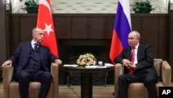 (Arxiv fotosu) Rusiya Prezidenti Vladimir Putin və Turkiyə Prezidenti Rəcəp Tayyib Ərdoğan Soçidə, 29 sentyabr, 2021.