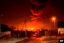 Fasilitas penyimpanan minyak terbakar di Bryansk, Rusia, 25 April 2022. (Foto: via AP)