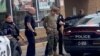 Payton Gendron, de 18 años,&nbsp;es detenido luego de un tiroteo masivo en el estacionamiento del supermercado TOPS, en una imagen de redes sociales, en Buffalo, Nueva York, el 14 de mayo de 2022.