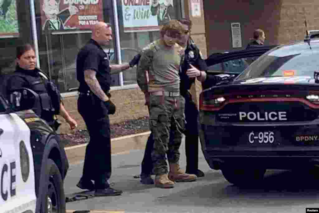 Payton Gendron, de 18 años,&nbsp;es detenido luego de un tiroteo masivo en el estacionamiento del supermercado TOPS, en una imagen de redes sociales, en Buffalo, Nueva York, el 14 de mayo de 2022.