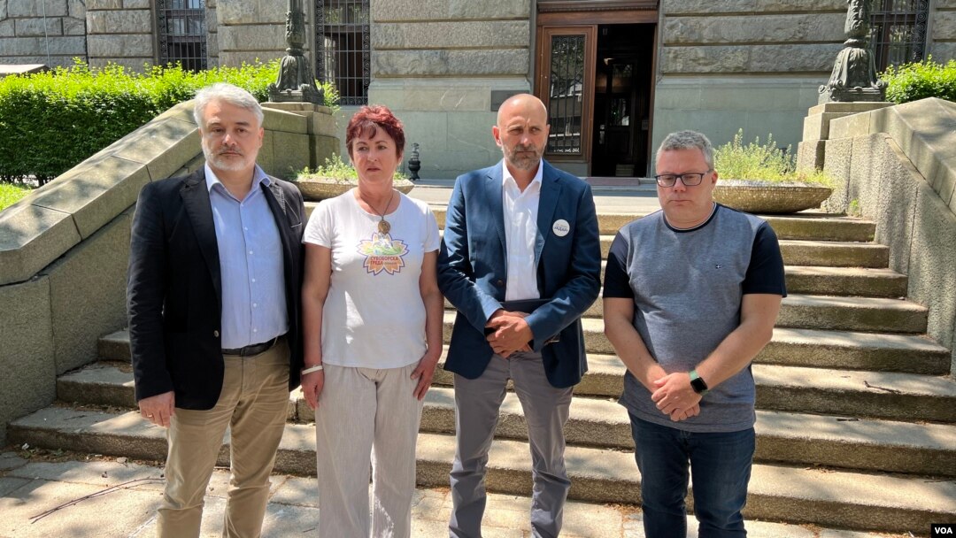Predstavnici ekoloških pokreta održali su konferenciju za medije ispred zadnjeg ulaza u Skupštinu Srbije (foto: Rade Ranković)