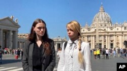 Kateryna Prokopenko, a la derecha, esposa del comandante del regimiento Azov Denys Prokopenko y Yuliia Fedosiuk, en la plaza de San Pedro, en el Vaticano, el 11 de mayo de 2022.