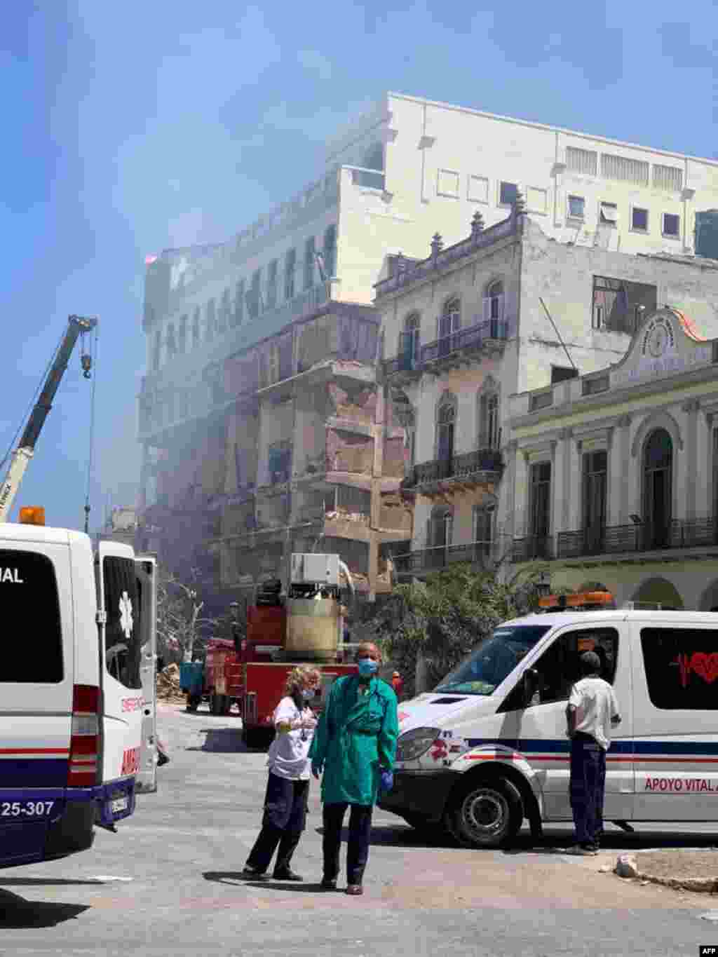 Rescatistas trabajan despu&#233;s de una explosi&#243;n en el hotel Saratoga de La Habana, el 6 de mayo de 2022.