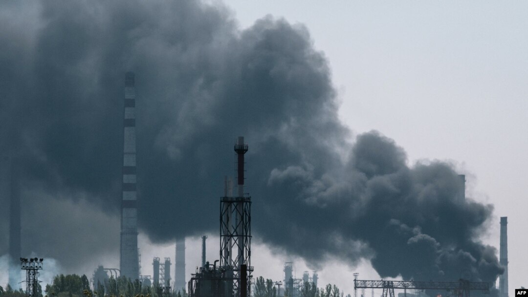 Baada ya shambulizi la kiwanda cha kusafisha mafuta huko Lysychansk, mashariki ya Ukraine, May 9, 2022,. (Photo by Yasuyoshi CHIBA / AFP)
