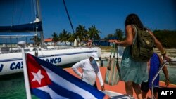 Los turistas abordan un barco en Cayo Largo, Varadero, provincia de Matanzas, Cuba, el 5 de mayo de 2022, durante la 40ª Feria Internacional de Turismo. (Foto de YAMIL LAGE / AFP)
