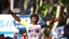 Le coureur érythréen Biniam Girmay Hailu célèbre sa victoire lors de la 10e étape de la course cycliste d'Italia, le 17 mai 2022.