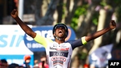 Le coureur érythréen Biniam Girmay Hailu célèbre sa victoire lors de la 10e étape de la course cycliste d'Italia, le 17 mai 2022.