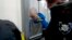 Trung sĩ lục quân Nga Vadim Shishimarin, 21 tuổi, đến dự phiên tòa ở Kyiv, Ukraine, thứ Sáu, ngày 13 tháng 5 năm 2022. Anh ta bị buộc tội giết chết một thường dân Ukraine.