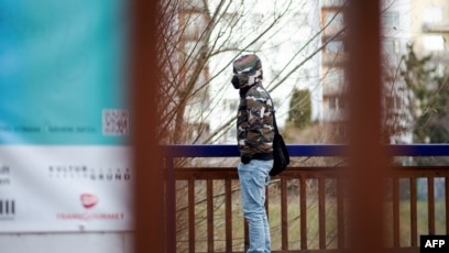 Yigit qizning mushukini yalaydi