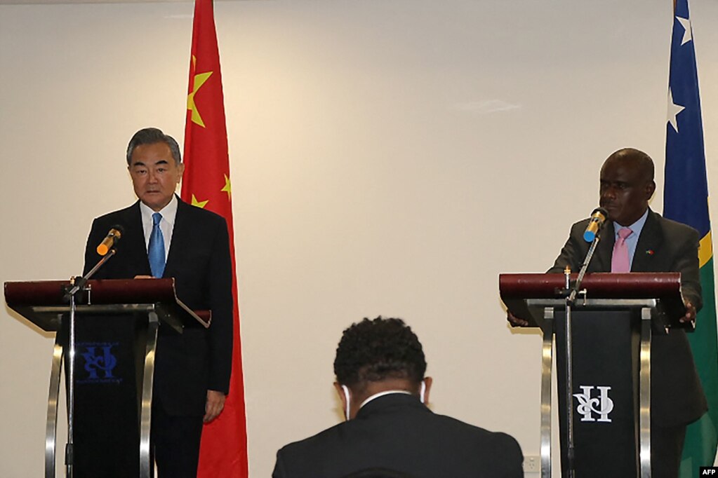 2022年5月26日，中国外交部长王毅和所罗门群岛外交部长马内莱在霍尼亚拉出席新闻发布会。(photo:VOA)