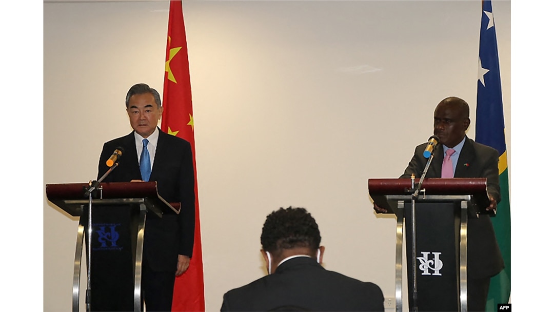 2022年5月26日,中國外交部長王毅和所羅門群島外交部長馬內萊在霍尼亞拉出席新聞發布會。