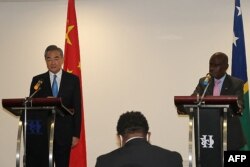2022年5月26日，中国外交部长王毅和所罗门群岛外交部长马内莱在霍尼亚拉出席新闻发布会。