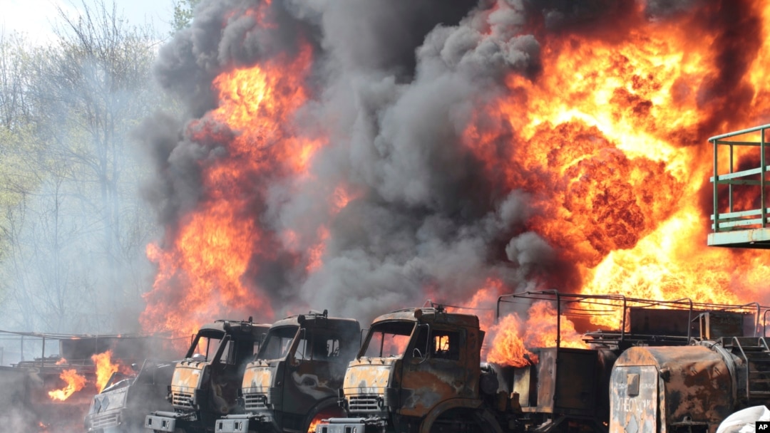 Sejumlah kendaraan yang terparkir pada depot minyak di Makiivka, yang terletak 15 kilometer di timur Kota Donetsk, Ukraina, terbakar setelah sebuah misil menyerang tempat tersebut 4 Mei 2022. (Foto: AP)