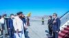 塔利班外交部发布的这张照片显示，2022 年 3 月 24 日，塔利班外长阿米尔·汗·穆塔奇（左）在中国外交部长王毅抵达喀布尔机场时迎接他。