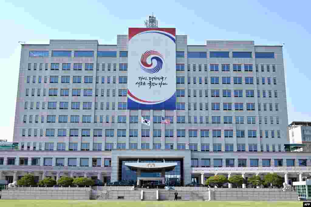 21일 조 바이든 미국 대통령과 윤석열 한국 대통령의 첫 정상회담이 열린 용산 대통령실 청사에 한국 태극기와 미국 성조기가 나란히 걸려있다.