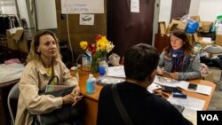 In an underground bunker, volunteers set up temporary housing for families from Mariopul on April 27, 2022 in Zaporizhzhya, Ukraine (Yan Boechat/VOA)