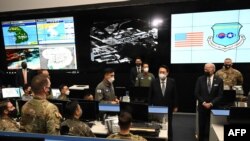 지난 5월 방한한 조 바이든 미국 대통령과 윤석열 한국 대통령이 오산 미 공군기지에 있는 항공우주작전본부(KAOC) 작전조정실을 찾아 장병들을 격려했다.