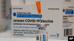 ARCHIVO - En esta foto del 8 de abril de 2021, la vacuna Johnson & Johnson COVID-19 se ve en un sitio de vacunación emergente en el distrito de Staten Island en Nueva York.