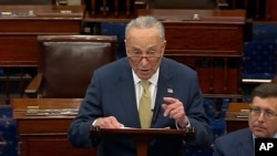 Pemimpin mayoritas Senat Chuck Schumer berbicara di Gedung Capitol (25/5).