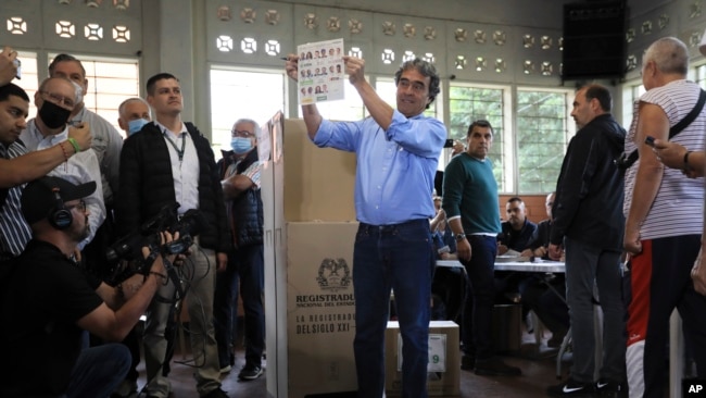 Sergio Fajardo, candidato presidencial de la Coalición Esperanza, muestra su boleta antes de votar durante las elecciones presidenciales en Medellín, Colombia, el domingo 29 de mayo de 2022. (Foto AP/Jaime Saldarriaga)