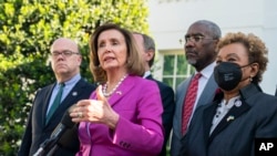 Chủ tịch Hạ viện Mỹ, bà Nancy Pelosi cùng một số dân biểu Dân chủ họp báo ngày 10/5/2022 sau chuyến đi thăm Ukraine. 
