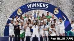 Les joueurs du Real Madrid soulèvent le trophée de la Ligue des champions après leur victoire face à Liverpool au Stade de France à Saint-Denis, au nord de Paris, le 28 mai 2022.
