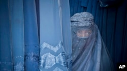 زن افغان با برقع