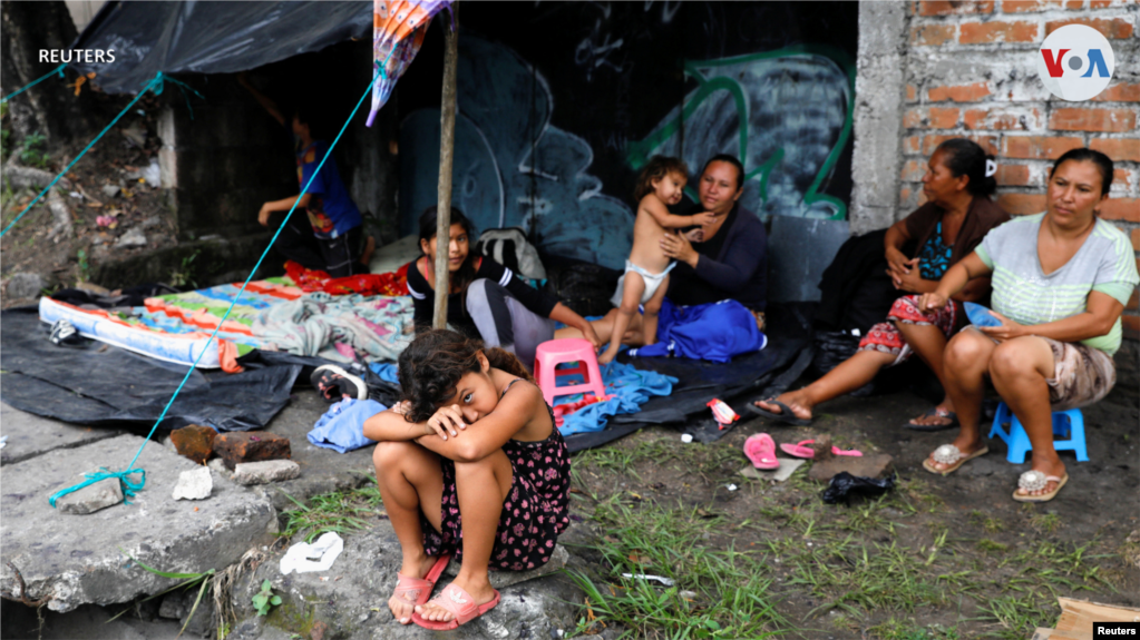 Integrantes de la familia Arce Lemus esperan, afuera del penal La Esperanza, en Ayutuxtepeque, noticias de sus familiares que fueron detenidos durante el estado de emergencia.