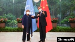 联合国人权事务高级专员巴切莱特为调查新疆人权问题前往中国，她在广州与中国外长王毅会面。(2022年5月23日)