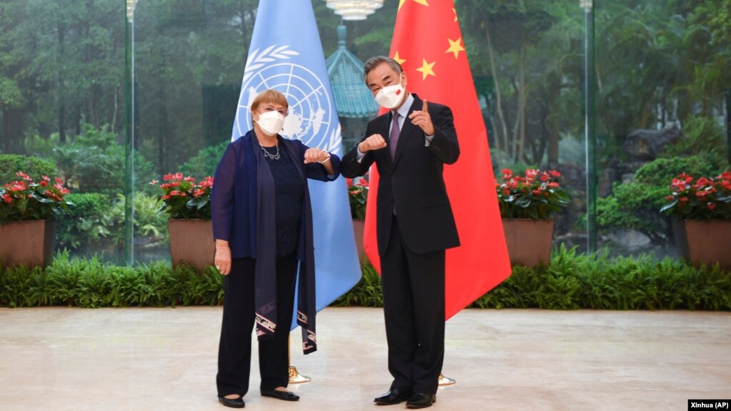 中国外长王毅与联合国人权事务高级专员巴切莱特2022年5月23日在广州摆姿势拍照。巴切莱特从5月23日至28日对中国新疆自治区进行了6天的访问。(photo:VOA)