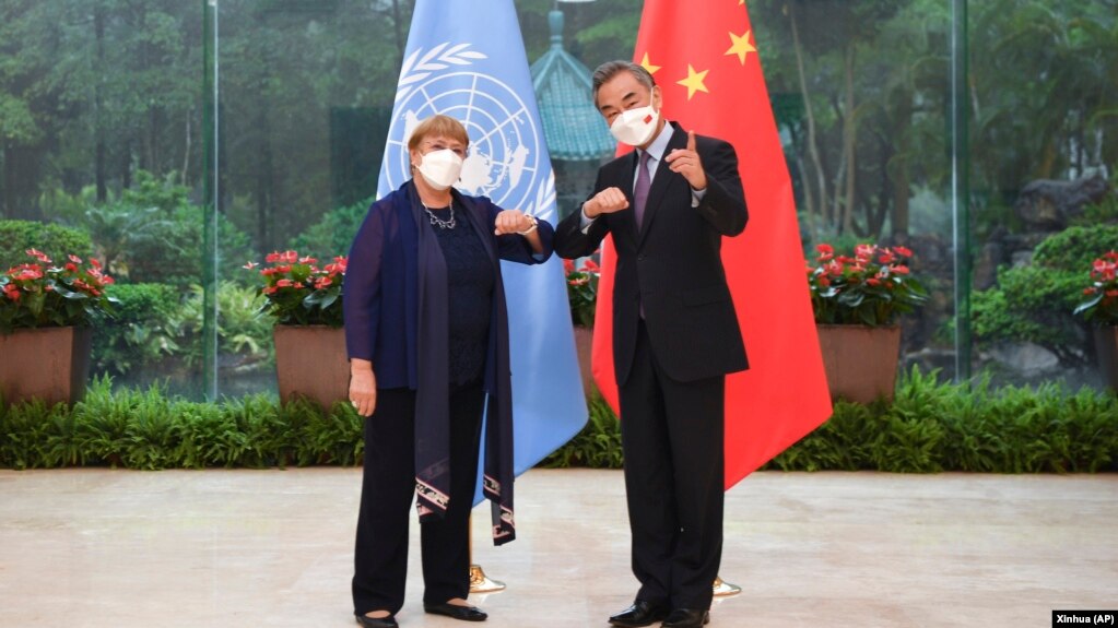 新华社发布的这张照片显示，联合国人权高专巴切莱特与中国外长王毅在广州会晤。(2022年5月23日)(photo:VOA)