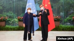 新华社发布的这张照片显示，联合国人权高专巴切莱特与中国外长王毅在广州会晤。(2022年5月23日)