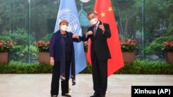 Menlu China Wang Yi (kanan) menerima Komisaris Tinggi PBB untuk HAM, Michelle Bachelet di Guangzhou, provinsi Guangdong, China 23 Mei 2022 (foto: dok). 