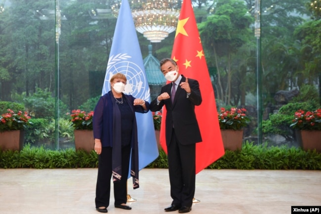 联合国人权事务高级专员巴切莱特与中国外长王毅在广州举行会谈。（2022年5月23日）