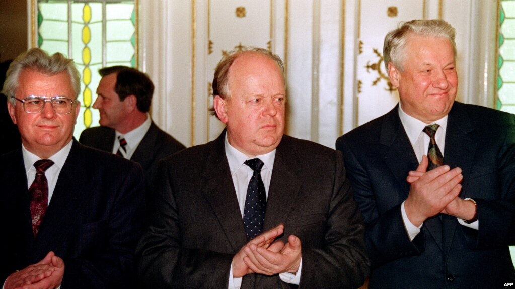 资料照片：白俄罗斯领导人舒什克维奇(中)、乌克兰领导人克拉夫丘克(左)与俄罗斯领导人叶利钦(右)在签署解散苏联的文件后鼓掌。(1991年12月8日) (photo:VOA)