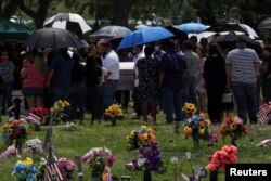 Warga berdiri saat peti jenazah Amerie Jo Garza, salah satu korban penembakan massal SD Robb yang menewaskan 19 anak dan dua guru, dibawa ke pemakaman Hillcrest Memorial Cemetery di Uvalde, Texas, 31 Mei 2022.( Foto: Reuters)