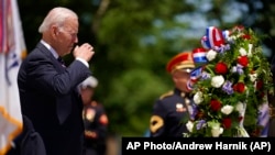 Фото: президент США Джо Байден поклав квіти до Могили невідомого солдата на Арлінгтонському цвинтарі в День пам'яті, 30 травня 2022 року, Арлінгтон, Вірджинія  (AP Photo/Ендрю Гернік)