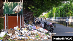 Tumpukan sampah terlihat juga di jalan-jalan kecil di kota Yogya. (Foto: Nurhadi)