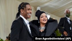 A$AP Rocky, à gauche, et Rihanna assistent au MET gala à New York le 13 septembre 2021.