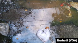 Air lindi berbau menyengat keluar dari tumpukan sampah. (Foto: VOA/Nurhadi)