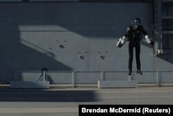 Sam Rogers, insinyur desain setelan penerbangan di Gravity Industries, mendemonstrasikan Jet Suit di New York, AS (Foto: REUTERS)