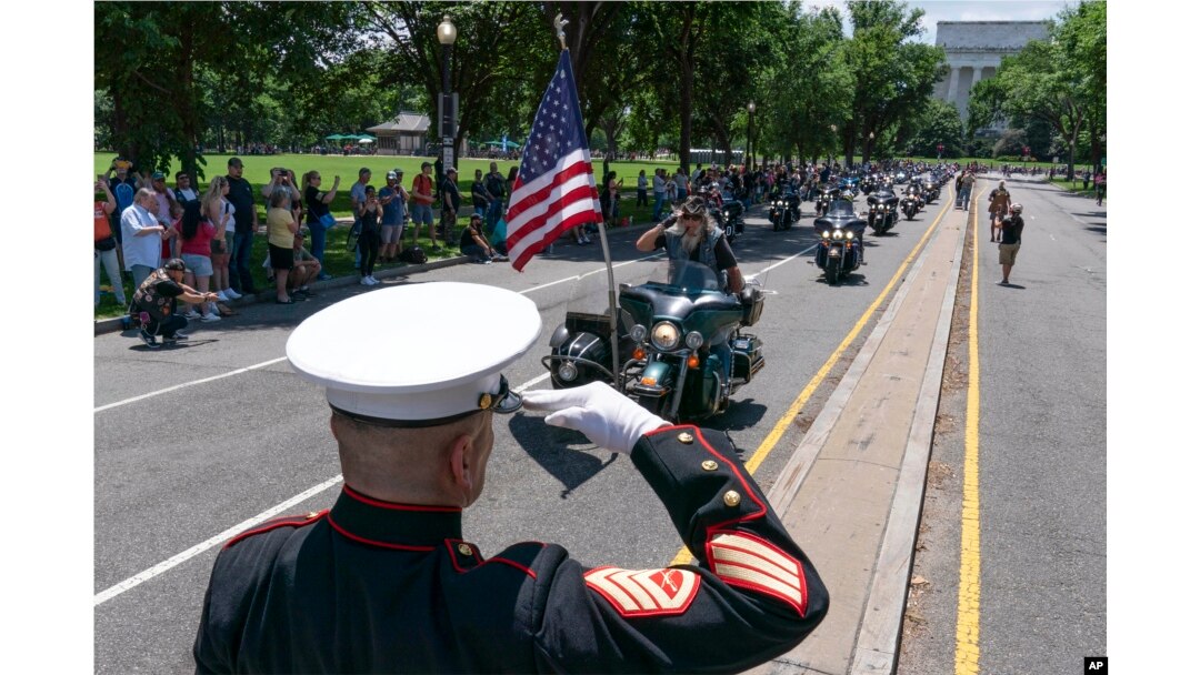 Staf Korps Marinir AS Sersan. Tim Chambers memberi hormat saat peserta reli sepeda motor "Rolling to Remember", jelang Memorial Day, di Washington, Minggu, 29 Mei 2022. (Foto: AP/Jose Luis Magana)