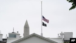 Američka zastava na pola koplja u Beloj kući (Foto: AP/Susan Walsh)