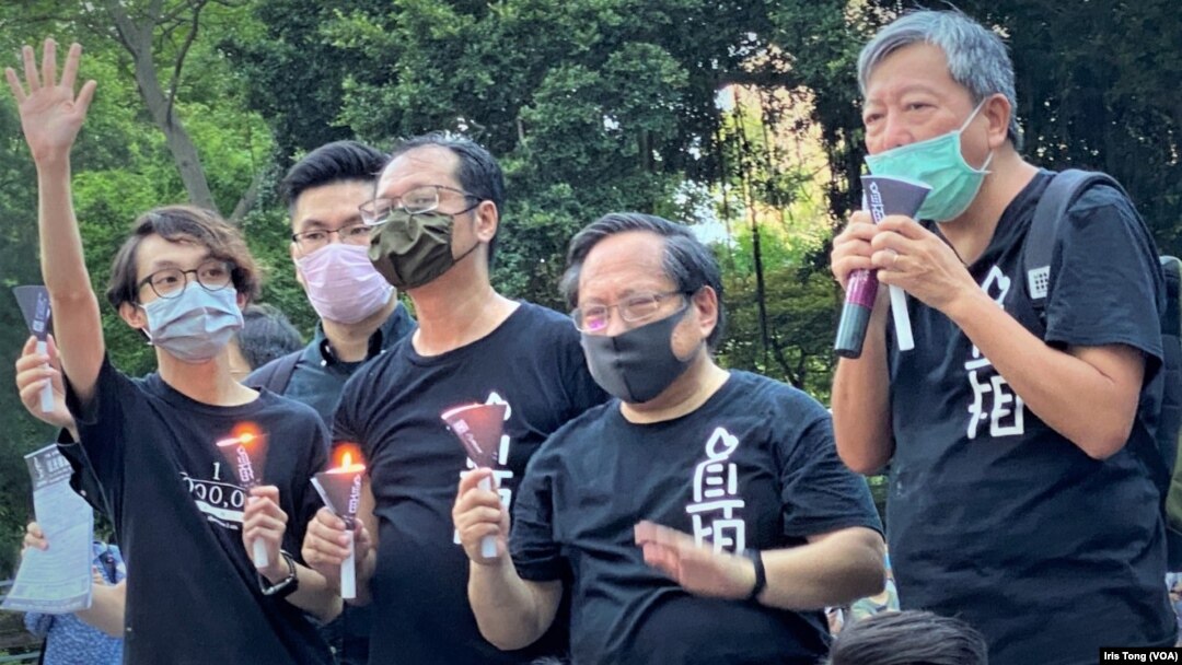 已經解散的香港支聯會前正副主席李卓人(右一)、何俊仁(右二),被控國安法”煽動顛覆國家政權罪”。(美國之音/湯惠芸)