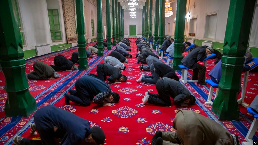 资料照：2021年4月19日，在政府给外国记者组织的访问期间，他们看到维吾尔人和其他信徒在新疆维吾尔自治区喀什市的伊德卡清真寺做礼拜。（美联社）(photo:VOA)