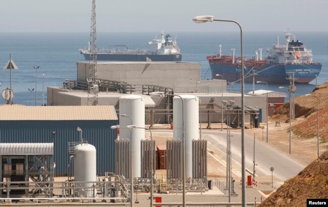 FILE - A view of the first re-gasification of Liquefied Natural Gas (LNG) terminal storage in Quintero city, about 155km northwest of Santiago, Chile. October 22, 2009. (REUTERS/Eliseo Fernandez )
