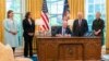 Президент Байден підписує законопроект  Про захист демократії України ленд-ліз 2022 року в Овальному офісі Білого дому 9 травня 2022 року  