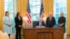 Presiden AS Joe Biden menandatangani undang-undang untuk mempercepat pemberian bantuan ke Ukraina di Gedung Putih, Washington, pada 9 Mei 2022. (Foto: AP/Manuel Balce Ceneta)
