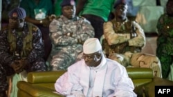 Aliyekuwa rais wa Gambia Yahya Jammeh wakiwa na walinzi wake Nov 29 2016. PICHA; AFP